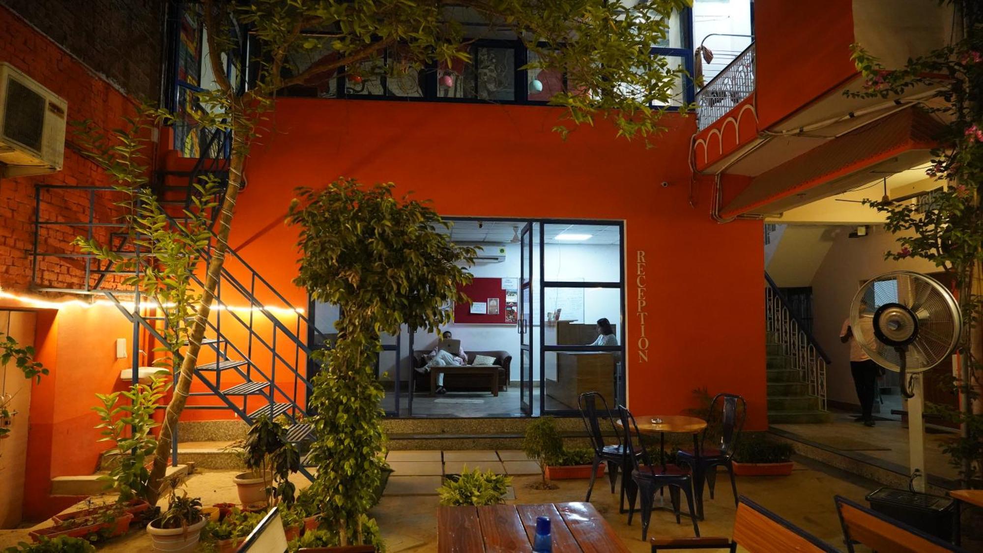 Live Free Hostel Варанаси Экстерьер фото